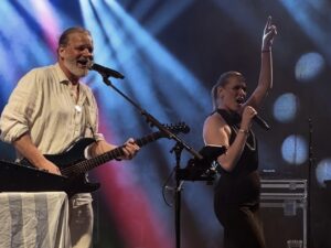 Stisse & Tess är far- och dotterduon som underhåller med humor, party och rock 'n roll.